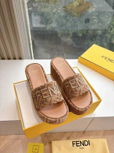 所见即所得G187顶级版本Fendi 芬迪毛拖走秀主推系列，新品上线，芬具桌脚设计灵感改创于今年秀场的主推系列鞋履 当季新品拖鞋，众所周知，鞋子永远设计为高级感