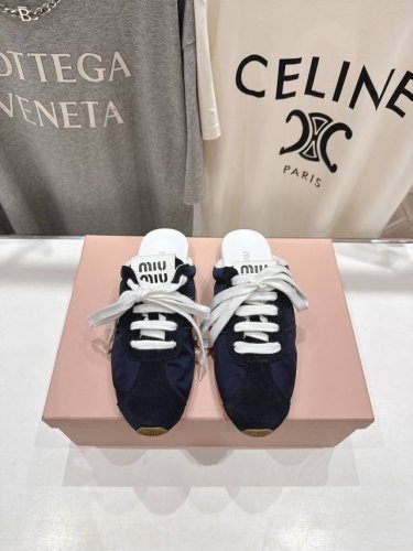顶级出厂 布面 Miumiu 缪缪2025Ss早春新品轻便半拖球鞋德训鞋休闲鞋，缪缪大秀上爆出的这双球鞋 后全球各大代购官网火爆上市. 简单很随意不羁又能体现单