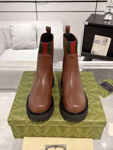 Gucci 女士条纹织带松紧套脚短靴 始创于1950年代的原版品牌细节在这双鞋上浪漫焕新。取材自马术世界的条纹织带已经成为高雅俱乐部的象征，正在以新的方式重新登
