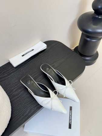 Jacquemus 25 Aw 尖头小猫跟单鞋 近期热门单品 这双很时髦啦 各大网红上脚 搭配度满分 原版开发制作 匠心开发 原版定制开边珠牛皮 羊皮内里 真皮 - 点击图像关闭