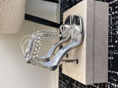 代购级 早春水晶钻扣凉鞋Jimmy Choo 周仰杰25春夏系列 重逢惊艳 优雅邂逅 碰撞之美 时尚国外博主同款街拍推荐 造型大胆别致 小羊皮鞋面 搭配钻扣 时