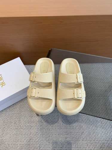 Dior 迪奥 2024ss 夏季新款 沙滩拖鞋 夏天到海边度假的最佳选择 这款最得意的设计就是垫脚磨砂面，区别于任何一款果冻鞋，碰水不会滑脚 下雨天或海边游玩