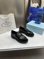 橙子出厂价 PRADA 普拉达 经典三角标休闲乐福鞋 复古小皮鞋 上脚无敌好看简直万种搭配， 随意穿搭拿捏的稳稳的，hold的各种穿搭场合 简直就是夏天的灵魂绝