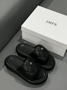 橙子出厂价 SMFK 2024新款 十字花系列面包拖鞋 厚底凉拖 抢先首发，上脚萌到我了，非常可爱，简单百搭的极简风国潮，新作继承了诸多品牌制胜的流行元素，势必