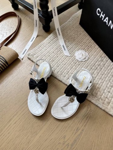 Chanel 经典春夏粗跟凉鞋 ！ 系列都有 带图询价！ 上脚真的很美~通勤百搭款！ 5Cm增高 显高又不累脚 鞋面牛皮 内里羊皮 真皮大底 码数:35-40