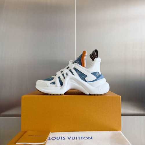 出厂 Louis Vuitton 路易威登休闲老爹鞋 弓形运动鞋 新配色 本款 Lv 运动鞋一展随性多元姿态，牛仔布衔接标志性弹力波浪形外底，搭配柔和低帮设计。