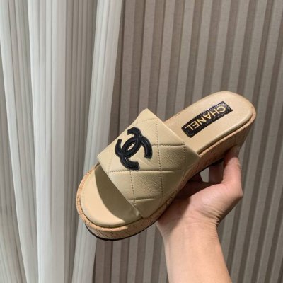 chane* ｜小香25P春夏新品 菱格大双C厚底懒人拖鞋 时髦精必入！刷爆时尚圈的超热单品！ 视觉感觉温暖又治愈，脚感一流！ 经典大双C搭配菱格 增添了许多高