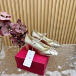 顶级版本版本Valentino 粗跟玛丽珍单鞋 绝美的质感 非常好搭配，任何季节可穿 华伦天奴此系列演绎全新时尚魅力 延续超高跟设计，深得海外知名博主青睐 千万