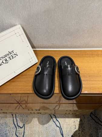 顶级品质 P380 Mcq Ss25 New Arrival～ 麦昆春夏新款勃肯半拖 大头鞋 可爱有趣的圆形鞋头搭配金属Arc搭扣饰以点缀 鞋底压印骷髅图案 M - 点击图像关闭