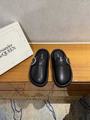 顶级品质 P380 Mcq Ss25 New Arrival～ 麦昆春夏新款勃肯半拖 大头鞋 可爱有趣的圆形鞋头搭配金属Arc搭扣饰以点缀 鞋底压印骷髅图案 M