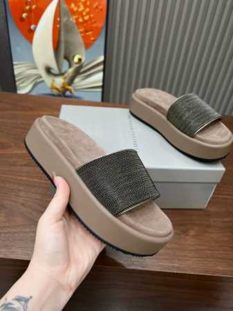 BrunelloCucinelli 。B C增高鞋上新款了。面料：进口羊皮。内里进口牛绒，纯铜珠链，双层底台1=1原版开模，上脚美观大方，百分百原版开发。原版包 - 点击图像关闭