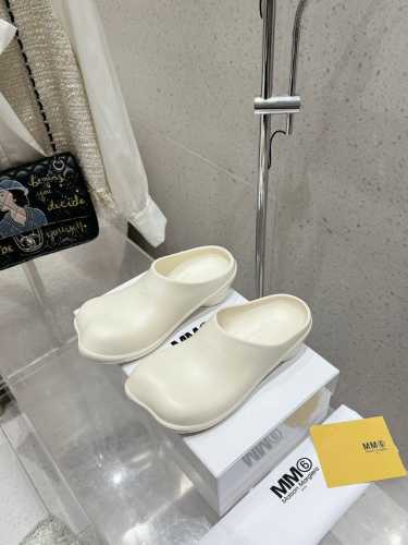 2024新款Maisonmargiela Mm6胶拖半拖 巨舒服的拖鞋来啦 炒鸡可爱的分趾拖鞋, 上脚巨巨巨巨巨巨舒服。 马吉拉 面包拖鞋 2公分圆柱跟高 刚刚
