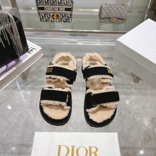 出厂 Dior迪奥 24新款 Dioract系列 美拉德风皮毛一体魔术扣凉鞋 Dior超可爱毛毛拖来咯 同布最新款专柜毛毛拖 我相信是很多时尚宝宝的必备款也 是