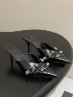 25Ss春夏新款Balenciaga尖头金属铆钉机车朋克风高跟拖鞋 辣妹必备这双Cagole拖鞋鞋型是淑女拖鞋上面的铆钉又超级朋克街头简直太别致了 Ins爆款