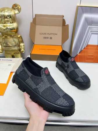 本款 LV Space Lander 便鞋出自 2024 早秋系列，以 Damier 丹宁布注入闲适气息，再借罗纹弹性鞋口实现自如穿脱。厚实橡胶外底为鞋底凸纹点 - 点击图像关闭