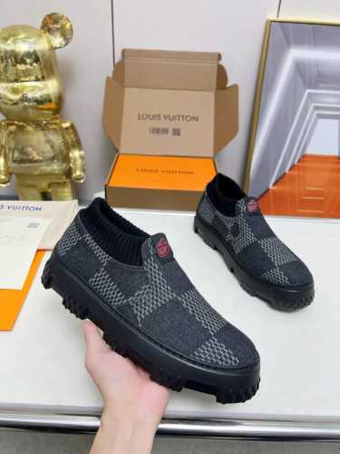 本款 LV Space Lander 便鞋出自 2024 早秋系列，以 Damier 丹宁布注入闲适气息，再借罗纹弹性鞋口实现自如穿脱。厚实橡胶外底为鞋底凸纹点