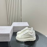 JIMMY CHOO 原版大底休闲小白鞋，采用最新工艺设计，立体感强多种工艺融合一起，颠覆时尚，超级有型！搭配超美。原版一比一 百搭又潮流，可盐可甜！新版面，后