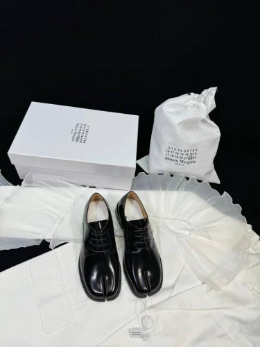 乐福鞋 男款+80 maison Margiela 马吉拉Mm6家 分趾Tabi小皮鞋系带乐福鞋 原版购入开模双层鞋底 鞋型很大方 搭配各种风格都 轻松驾驭 小