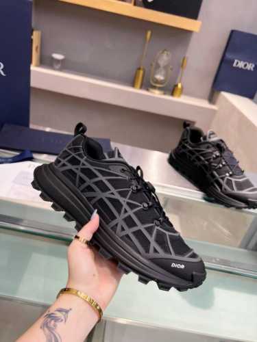 p直销 女鞋 女装 Dior 迪奥 新款低帮 B31 Runner 运动鞋 材料：采用进口网眼织物精心制作，搭配曲纹藤格纹注塑橡胶提升格调，全新演绎经典图案，彰