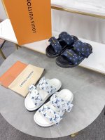 lv驴牌L家 2025爆款 浮雕Logo 压花 凉拖鞋 本款 pool pillow Comfort 平底凉拖取材科技织物 以高频压印技术重绎 Monogram