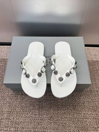 balenciaga 巴黎世家 25Ss春夏新款 铆钉 人字拖 凉鞋 size 36-40 41定制不退换