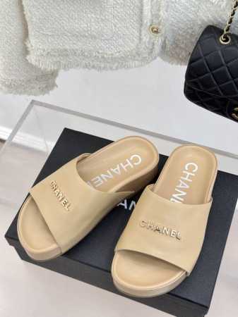 厂价 P300 Chane*｜小香25C春夏新品 厚底字母懒人拖鞋 夏天必须人手一双 经典小字母设计 上脚就是洋气不拖沓！ 鞋面采用进口小牛皮 内里踮脚都是羊皮 - 点击图像关闭