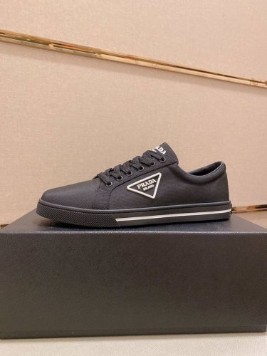 工厂价 顶级版本 高品质 新款prada 普拉达 专柜同步上市， 新款男鞋、面料精选进口面料滴胶工艺。内里:牛皮内里。高端开模防滑橡胶大底，精美线条、简约大气，