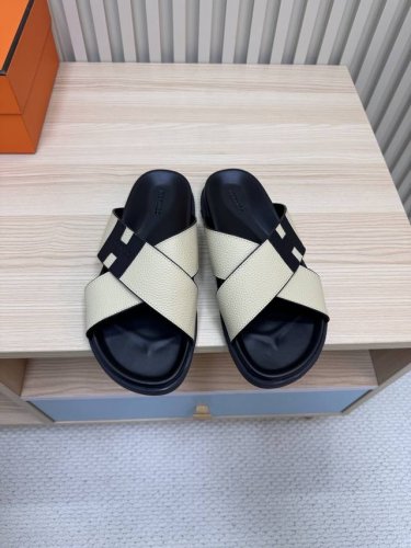情侣款 25最新上市交叉拖 Hermes 爱马仕火到不行的情侣款二舅拖 最新五金扣凉鞋拖鞋,搭配各种彩色袜子，潮爆了！ 鞋面：进口荔枝纹牛皮 内里：进口牛皮 大