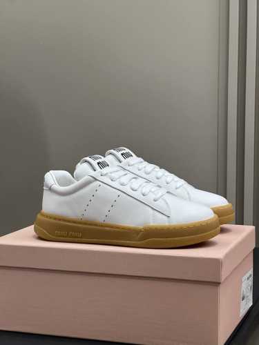 顶级品质 Miu Ss24 New Arrival～ Miu24春夏德训鞋，麂皮版面 精致中露出随性氛围 脚感满分 Size 35-41 需额外 外盒和手提袋+