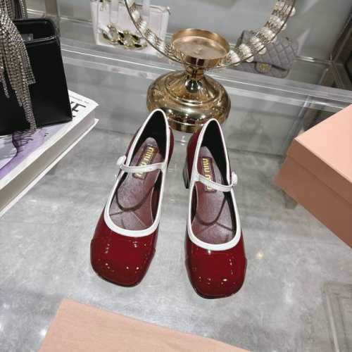 出厂 Miu Miu 缪缪24新款拼色单鞋鞋型圆润秀气 一点也不笨重 上脚超舒服 无论是短裤 短裙 都能搭配出不一样的风格 它的颜色搭配 设计 都非常好看显的鞋