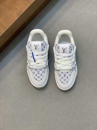 L Trainer Maxi小胖丁休闲运动鞋，情侣款本款 Lv Trainer Maxi 运动鞋出自 2024 早秋系列，为粒面牛皮革融入斑斓 Damier 图 - 点击图像关闭