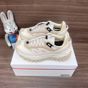 顶级版本Moncler盟可睐Trailgrip网布系带圆头低帮运动休闲鞋米白色。 码数：36-46码 编码: 4M00110M424924I 包装：全套得物配件