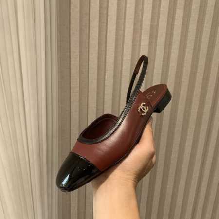 chane*｜小香经典后空凉鞋 经典永不过时 简约大气 拼接加双C设计～ 显瘦百搭～脚感非常舒适！ 凸显优雅的爆品 小香粉必入！ 鞋面采用进口小牛皮 牛油 特殊 - 点击图像关闭