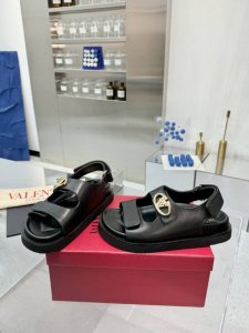 出厂价Pp 2025春夏 华伦天奴 必备单品之一 原版独家开发 原版开模水台、大底、电镀扣件 不氧化 面料：黑色牛皮 黑色进口羊毛 内里：羊皮里。 码数:35-