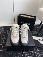 代购级 Chanel雪地靴 23秋冬Jennie同款 带机关的雪地靴，可以把1ogo反转，防滑 雪上冰上走都妙极了，不反转时就会在雪地上留下一串Chanel的雪