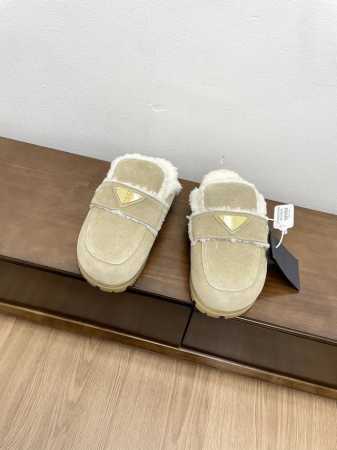 代购级 Prada普拉达 24 秋冬新款包头毛拖 这款运动鞋延续经久不衰的轮廓，是新款经典单品 采用麂皮 精心制作， 提升格调 款式轻盈，搭配三角扣标志加5CM - 点击图像关闭