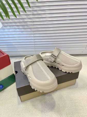 实价： Ugg2025Ss官网最新，推出的炫金款半包厚底拖鞋 Hanni同款厚底太爱了，又特别轻便好穿，搭配袜子有种甜度超标少女感 多巴胺色系，魔术贴设计，更贴 - 点击图像关闭