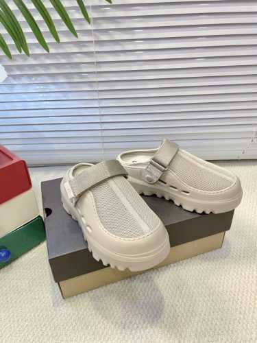 实价： Ugg2025Ss官网最新，推出的炫金款半包厚底拖鞋 Hanni同款厚底太爱了，又特别轻便好穿，搭配袜子有种甜度超标少女感 多巴胺色系，魔术贴设计，更贴