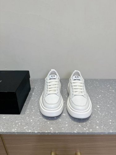 限男款 EMPORIO ARMANI阿玛尼 EA7 休闲 运动鞋 原版购入开发 做货 此款 EA7 休闲运动鞋在鞋侧面采用压花大鹰标LOGO，予以品牌感个性化诠