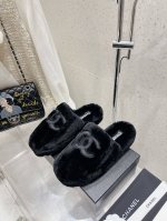 出厂 Chanel 香奈儿 新款毛毛拖鞋！ 这款毛拖真的是真太可爱了～ 柔软蓬松的毛毛，舒服暖脚 增高显腿长 秋冬搭配袜子休闲又慵懒 上脚真的好看又时髦 进口羊