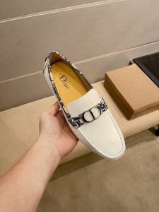 实价 Dior 官方新款，意大利名模贵族们爆款，Dior时尚界的佼佼者，无可超越，官方高品质精品高端商务豆豆鞋。明星周杰伦同款，原单正品，采用进口原版牛皮+原版