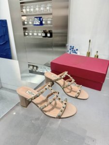 工厂p皮底 橡胶底 华伦天奴新款新品 经典 小铆钉五金配件工艺衬托出满满的高级感，新一季不负期待！ 值得入手★绝对的上档次原版1：I制作， 经典独特优雅风格 创