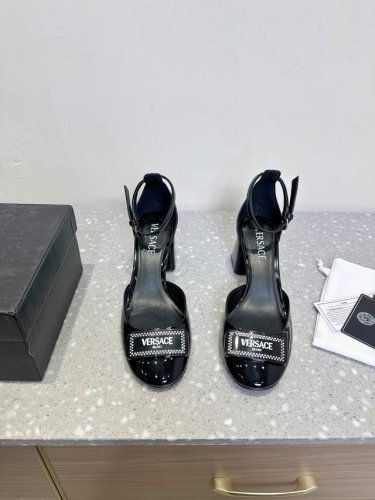 Versace 范思哲 25Ss春夏新款 跟粗 凉鞋海 各大时尚博主及明星 网红 已经人手一对 如此出众的美 让人过目不忘 此款风格优雅的露跟高跟鞋由小牛皮制成