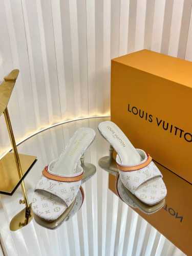 顶级版本Lv 驴家 25Ss 丹宁牛仔太好看了 很少做Lv家的单品 但是这双小猫跟我真的是没法拒绝啊 原版购入 用心开发 鞋跟都是开模定制 老花单宁色搭配的棕色