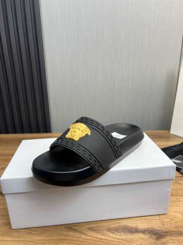 工厂价 范思哲拖鞋 男鞋高端品牌 官网1:1最新力作：原版开模定制 面料釆用进口原版材料制作，升级版大底，更轻便，防滑。市场顶级品质，简单不失品味，潮人必备，时