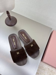 miu'miu 木屐鞋 实木高端对版 高丝光小牛反绒皮 跟镶嵌 金色 Logo 对版 咖啡色 中跟设计 铆钉嵌入固定鞋面 手工制作 系列 Miu'miu 经典舒