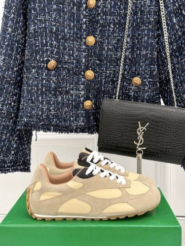 厂价 男码10 Bottega Veneta Bv葆蝶家情侣款 休闲运动鞋 以90年代复古风格为灵感 呼应品牌标志性Intrecciato编织元素 展现出精致前
