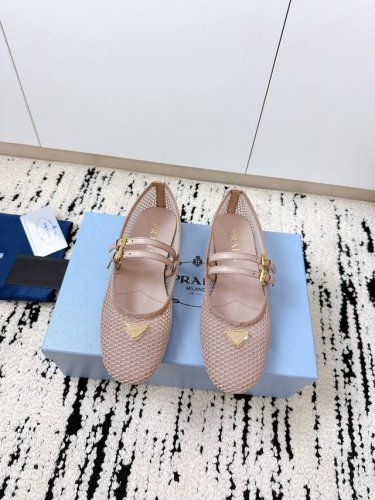 prada 2025春夏新款网面鞋 代购级 **轻若无物 时髦到犯规 ** 进口网面材质 上脚就像踩在云朵上 轻盈又透气 超多高饱和亮色可选 无论是甜辣风还是极