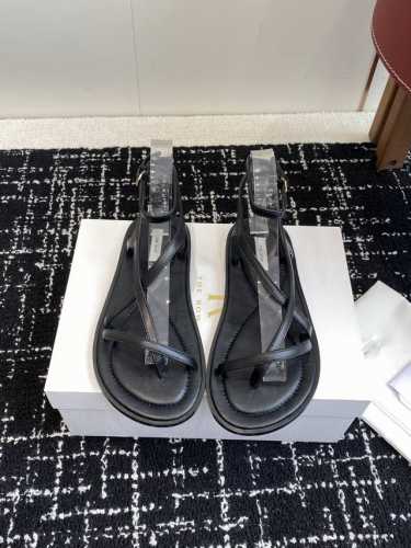 代购级 The Row 25Ss 沙滩 凉鞋第一眼看到这个鞋子给人感觉很简单不起眼 其实上脚很好看，主要也好穿，整个鞋子非常柔软不磨脚 脚感非常好，软绵绵的 面