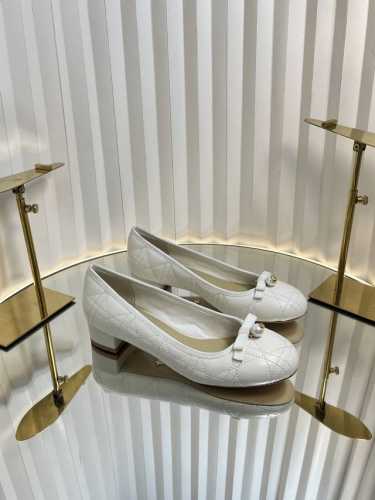 迪奥 Dior 2025春夏高定系列新款 Ballet 标志性电绣藤格纹低跟芭蕾舞女鞋 CD字母logo珍珠扣粗跟蝴蝶结凉鞋材质：进口金属羊皮 环保藤格纹粗花呢